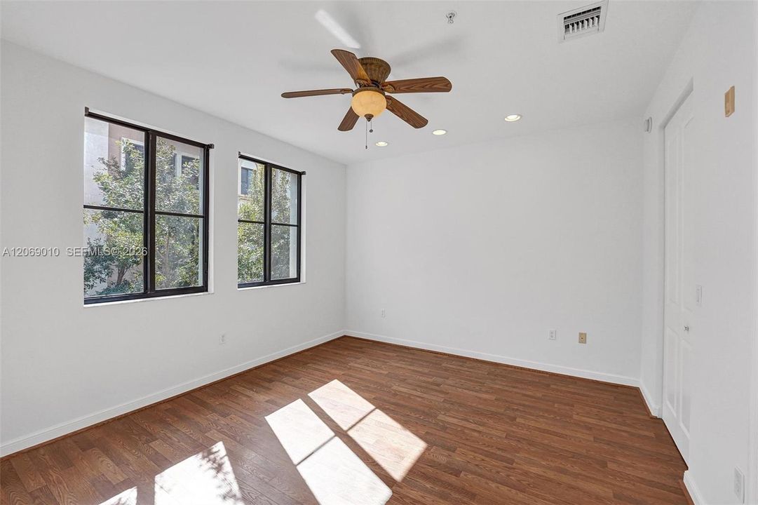 For Sale: $335,000 (2 beds, 2 baths, 1174 Square Feet)