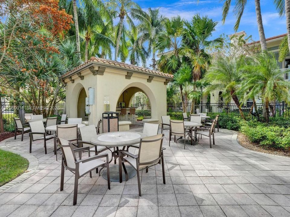 For Sale: $335,000 (2 beds, 2 baths, 1174 Square Feet)