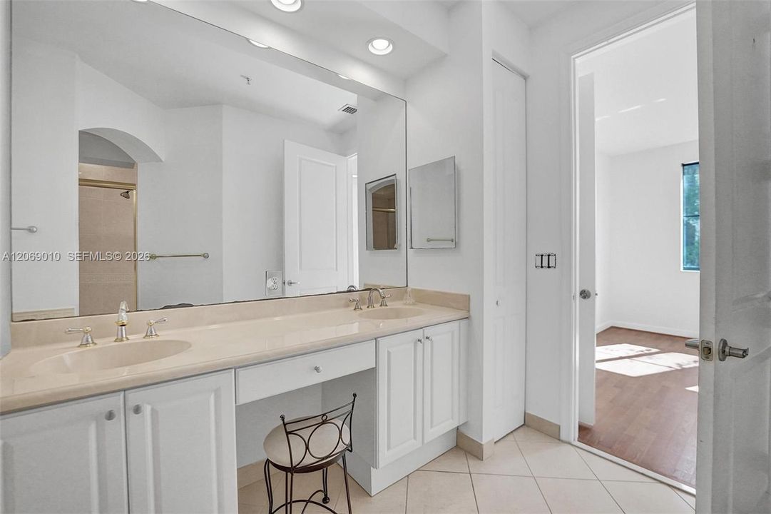 For Sale: $335,000 (2 beds, 2 baths, 1174 Square Feet)