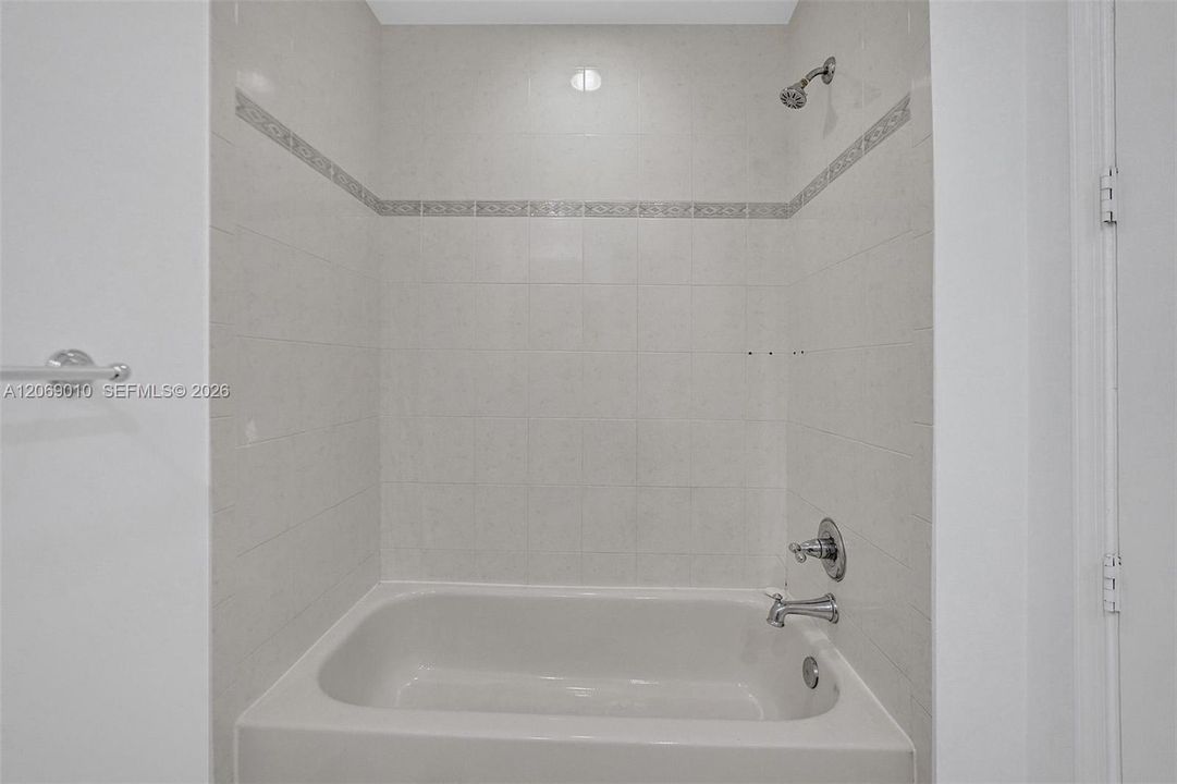 For Sale: $335,000 (2 beds, 2 baths, 1174 Square Feet)
