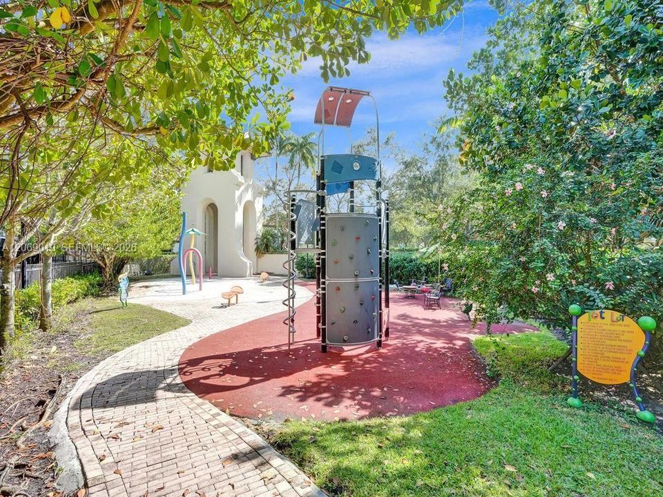 For Sale: $335,000 (2 beds, 2 baths, 1174 Square Feet)