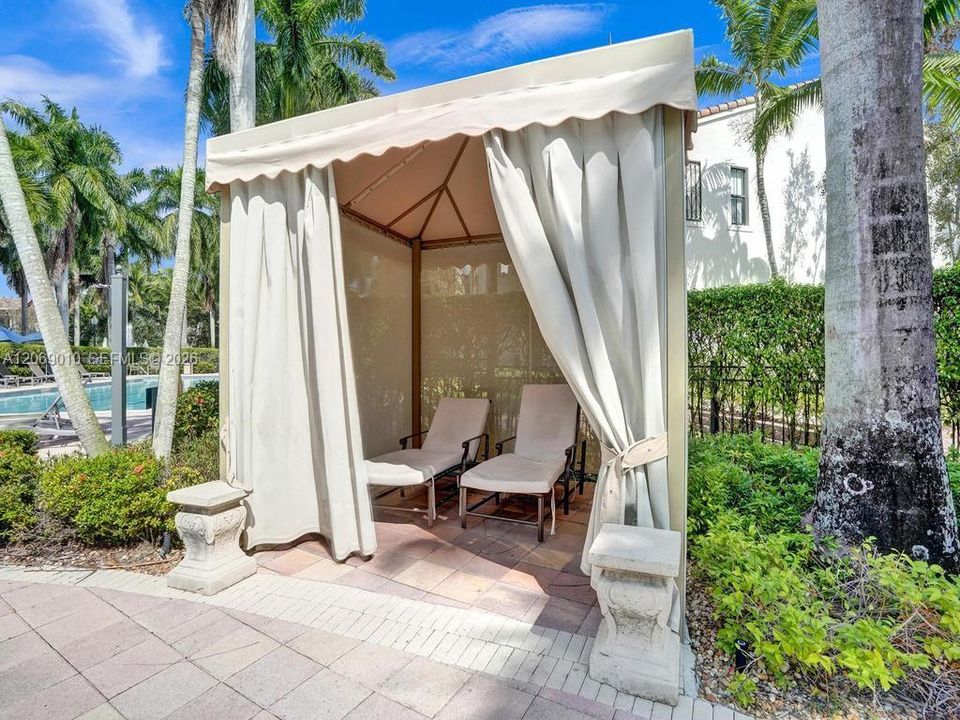 For Sale: $335,000 (2 beds, 2 baths, 1174 Square Feet)