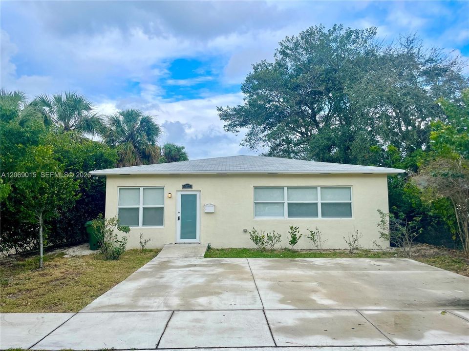 For Rent: $3,960 (4 beds, 2 baths, 1890 Square Feet)