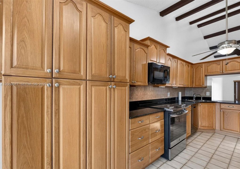 For Sale: $220,000 (2 beds, 2 baths, 1175 Square Feet)