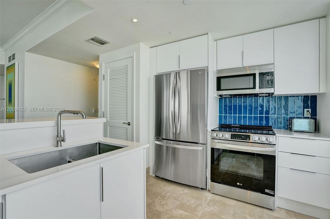 For Rent: $9,000 (1 beds, 2 baths, 1000 Square Feet)