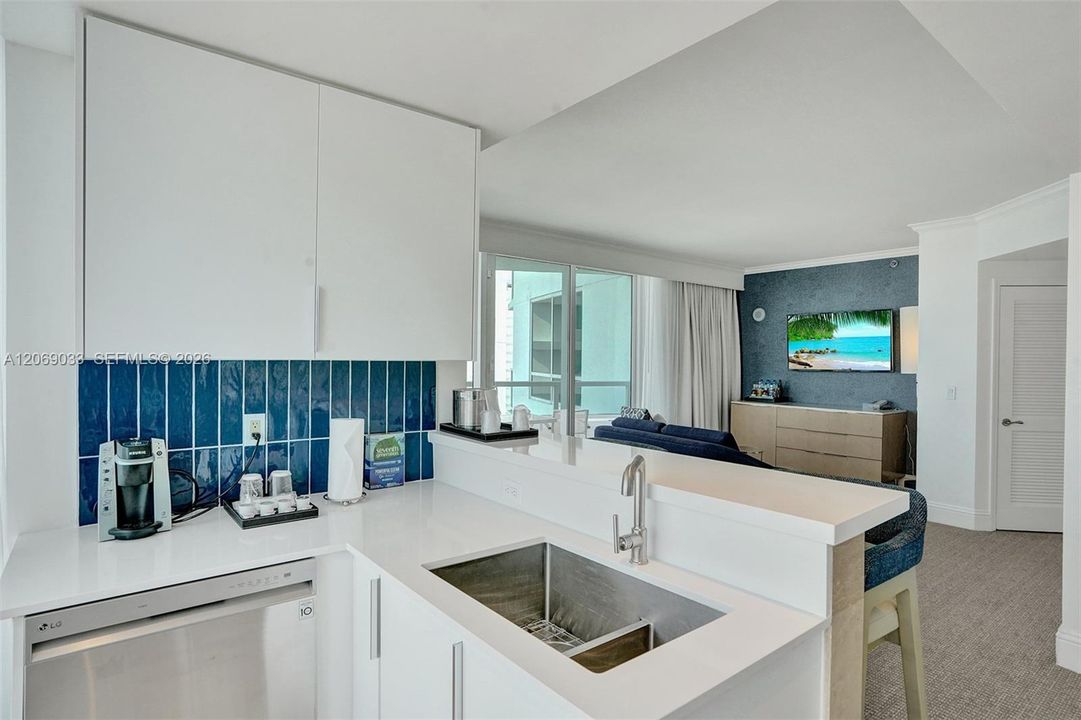 For Rent: $9,000 (1 beds, 2 baths, 1000 Square Feet)