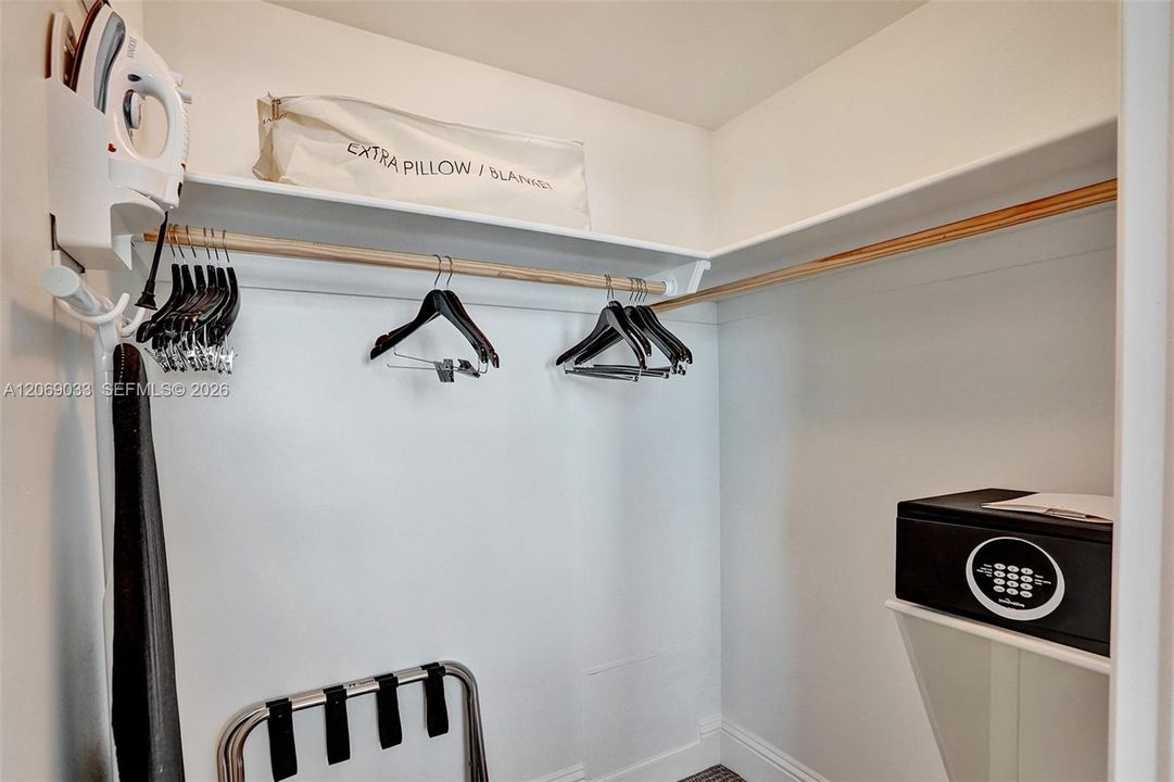 For Rent: $9,000 (1 beds, 2 baths, 1000 Square Feet)