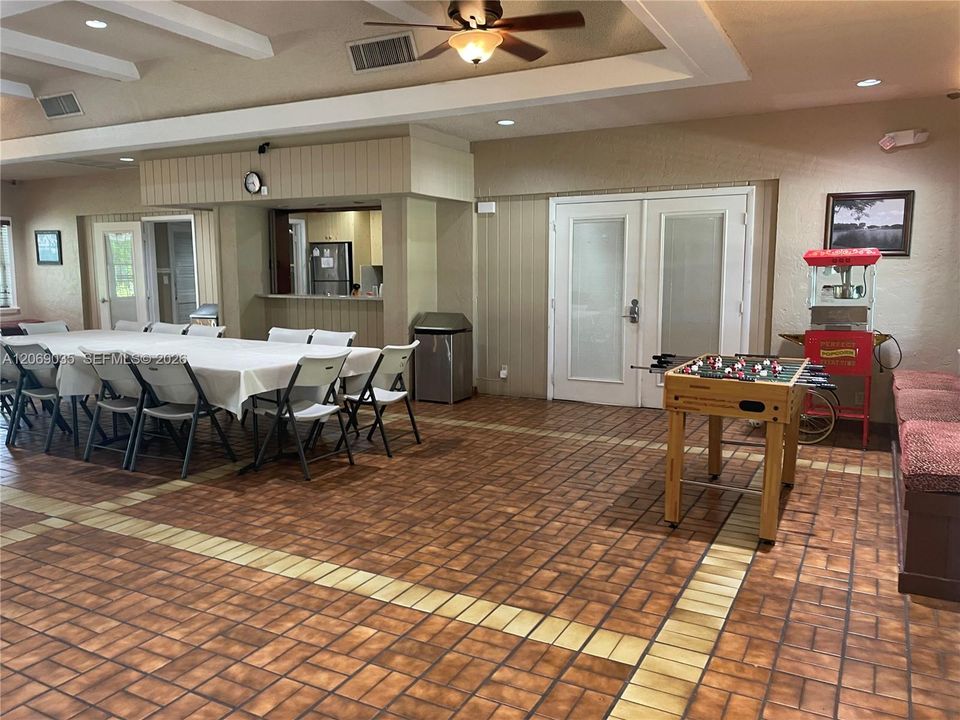 For Rent: $2,050 (1 beds, 1 baths, 694 Square Feet)