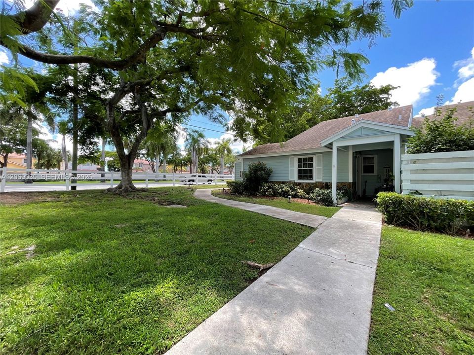 For Rent: $2,050 (1 beds, 1 baths, 694 Square Feet)