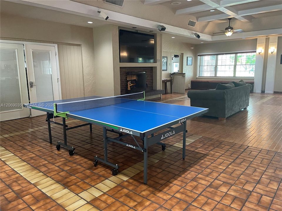 For Rent: $2,050 (1 beds, 1 baths, 694 Square Feet)