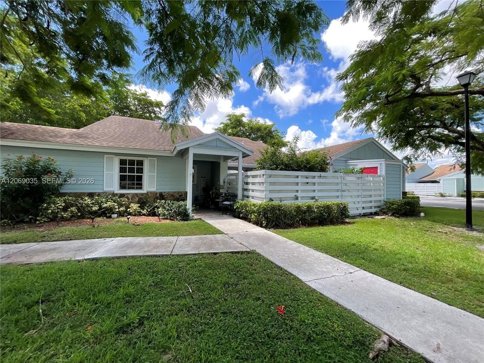 For Rent: $2,050 (1 beds, 1 baths, 694 Square Feet)