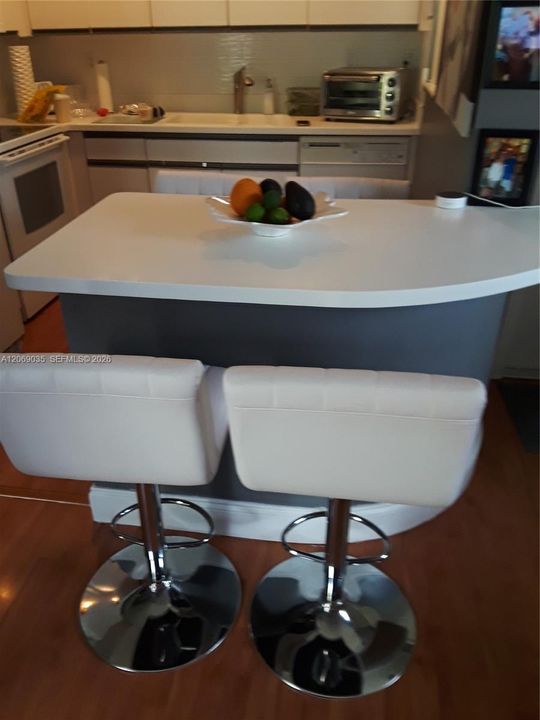 For Rent: $2,050 (1 beds, 1 baths, 694 Square Feet)