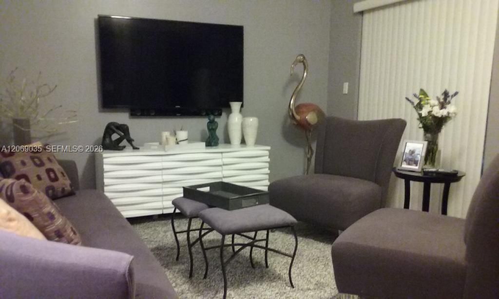 For Rent: $2,050 (1 beds, 1 baths, 694 Square Feet)