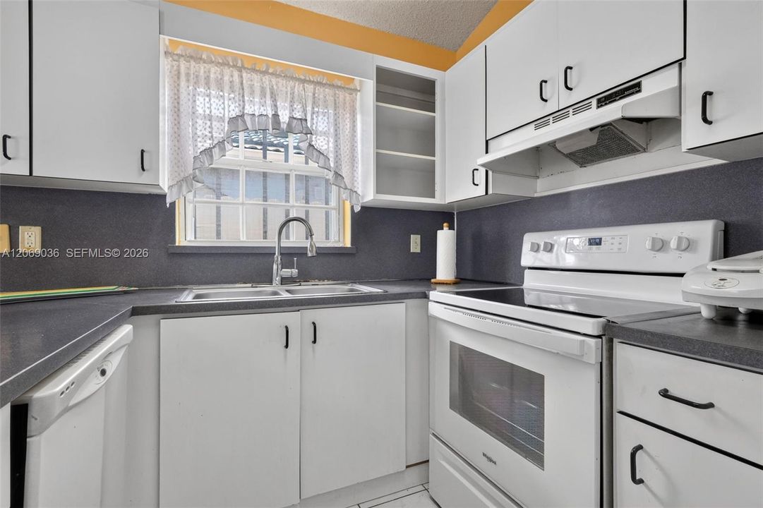 For Sale: $530,000 (3 beds, 2 baths, 1414 Square Feet)