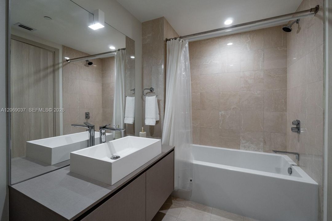 For Rent: $16,999 (3 beds, 3 baths, 1909 Square Feet)