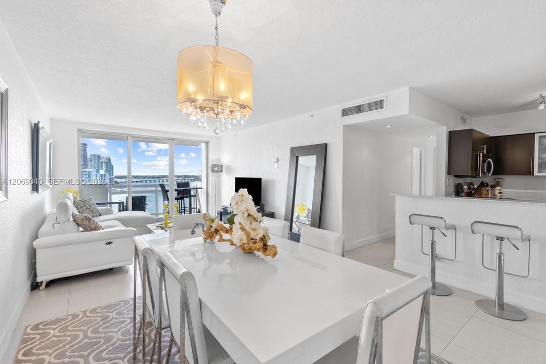 En Venta: $775,000 (2 camas, 2 baños, 1072 Pies cuadrados)