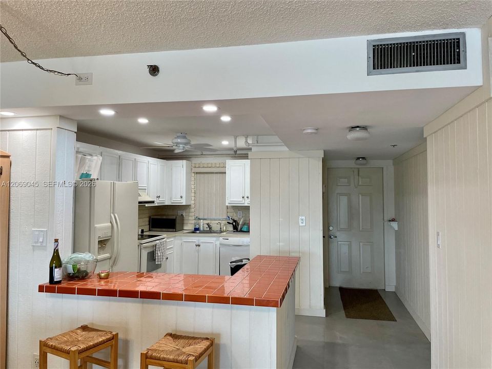 For Rent: $2,100 (2 beds, 2 baths, 1140 Square Feet)