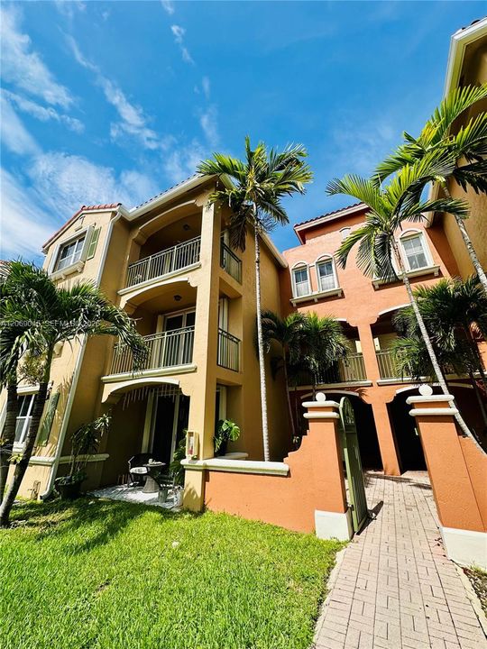 For Rent: $2,690 (2 beds, 2 baths, 1115 Square Feet)