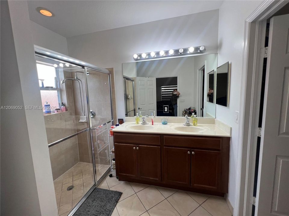 For Rent: $3,500 (4 beds, 2 baths, 1670 Square Feet)