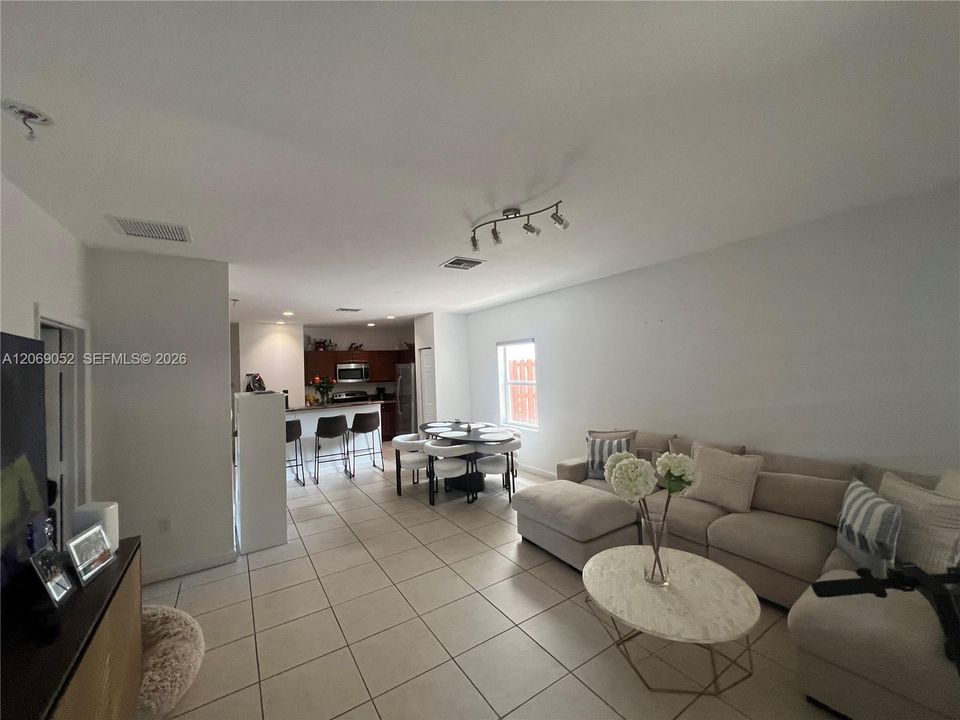 For Rent: $3,500 (4 beds, 2 baths, 1670 Square Feet)