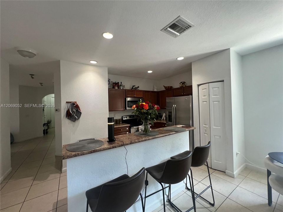 For Rent: $3,500 (4 beds, 2 baths, 1670 Square Feet)