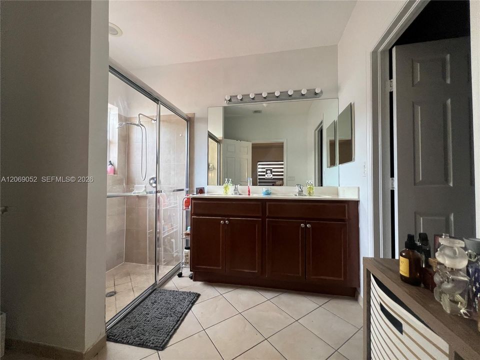 For Rent: $3,500 (4 beds, 2 baths, 1670 Square Feet)