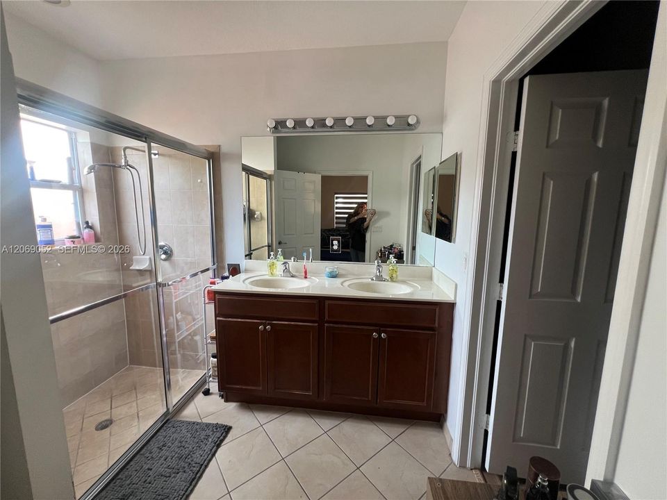 For Rent: $3,500 (4 beds, 2 baths, 1670 Square Feet)
