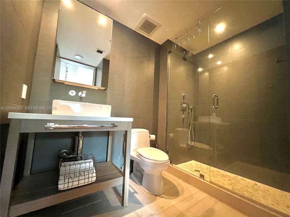 For Rent: $4,500 (2 beds, 2 baths, 1045 Square Feet)
