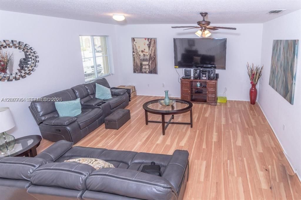 For Sale: $389,900 (3 beds, 2 baths, 1656 Square Feet)