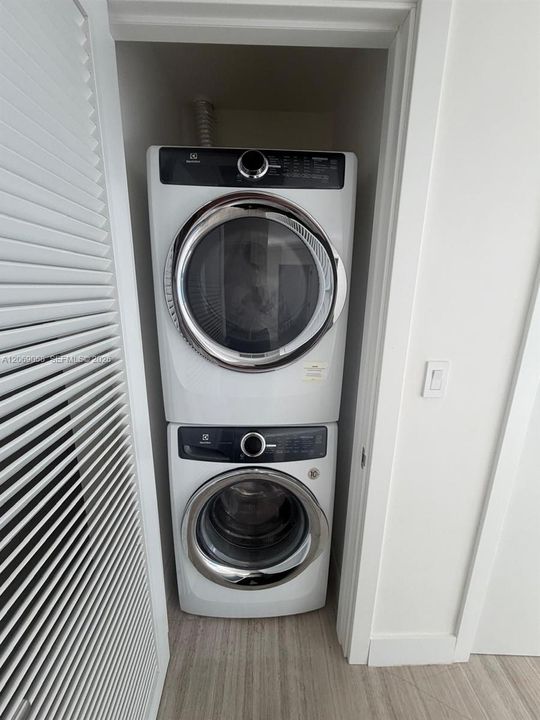 For Sale: $815,000 (1 beds, 1 baths, 792 Square Feet)