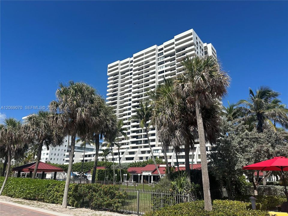 For Rent: $4,500 (2 beds, 2 baths, 848 Square Feet)