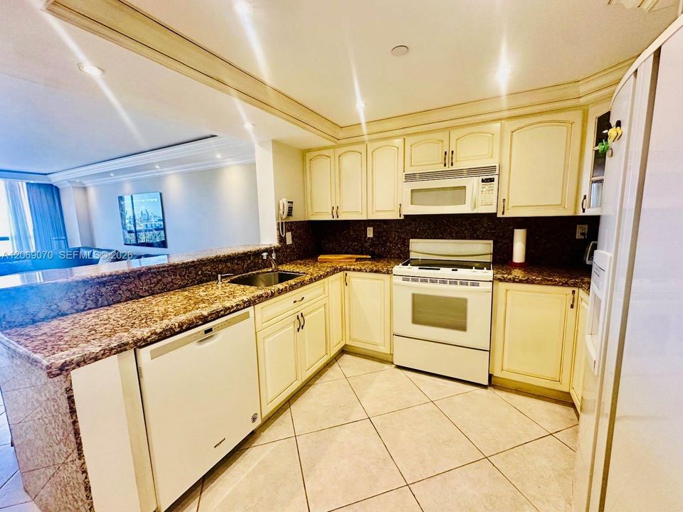 For Rent: $4,500 (2 beds, 2 baths, 848 Square Feet)