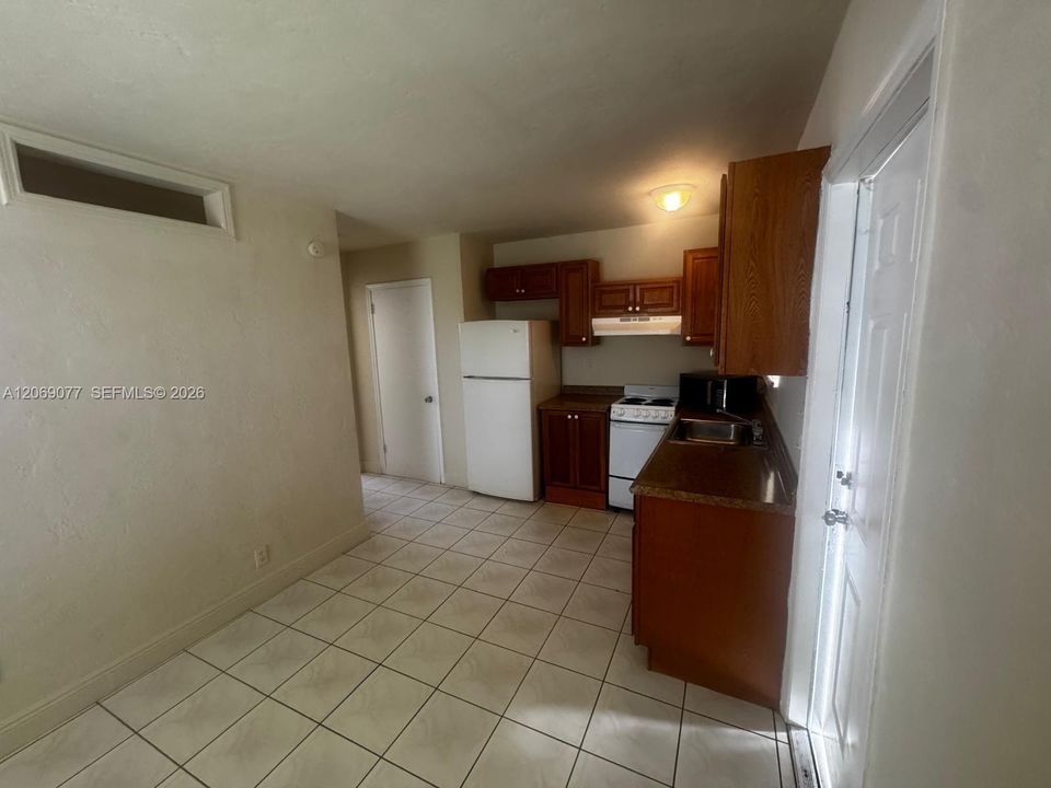For Rent: $1,525 (1 beds, 1 baths, 2750 Square Feet)