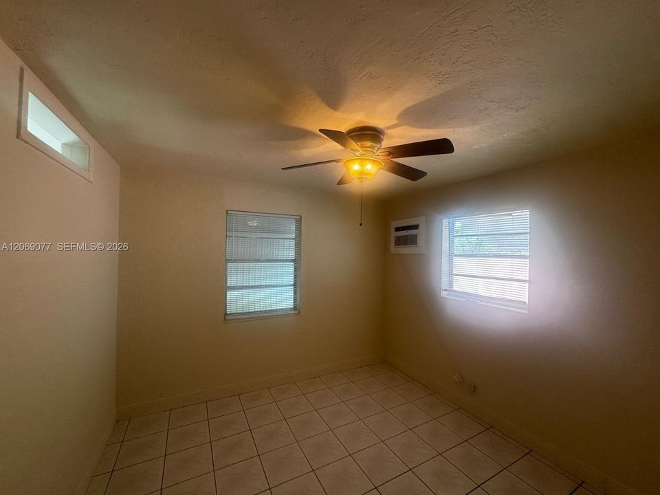 For Rent: $1,525 (1 beds, 1 baths, 2750 Square Feet)