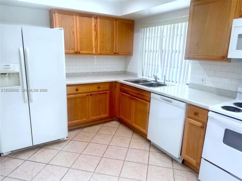 For Rent: $2,500 (2 beds, 1 baths, 1010 Square Feet)