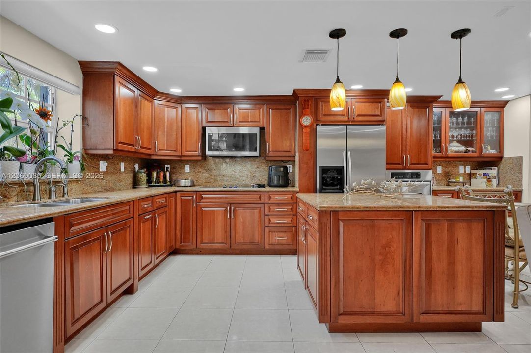 En Venta: $699,000 (4 camas, 4 baños, 2051 Pies cuadrados)