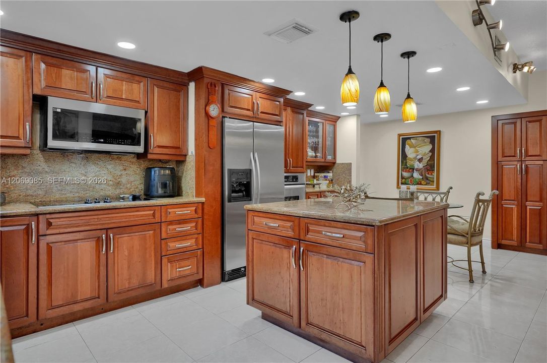 En Venta: $699,000 (4 camas, 4 baños, 2051 Pies cuadrados)