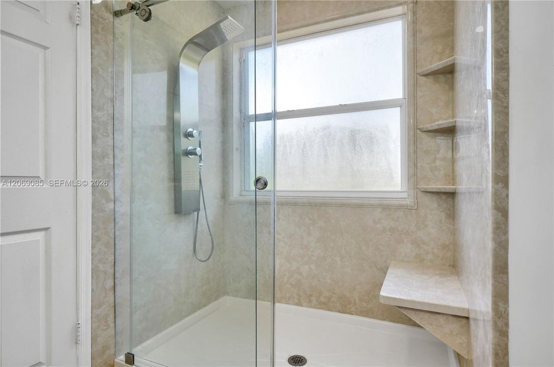 En Venta: $699,000 (4 camas, 4 baños, 2051 Pies cuadrados)