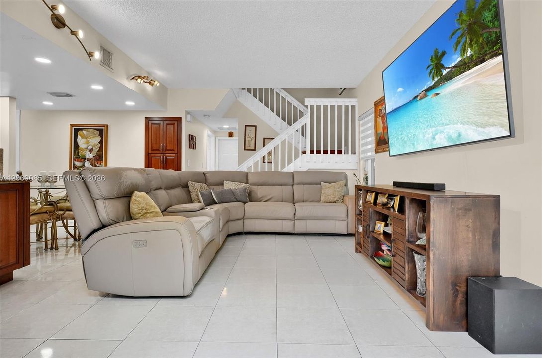 En Venta: $699,000 (4 camas, 4 baños, 2051 Pies cuadrados)