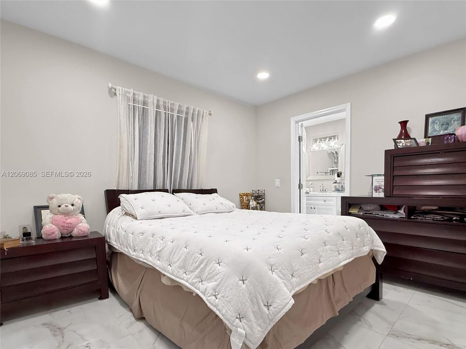 FIRST FLOOR BEDROOM