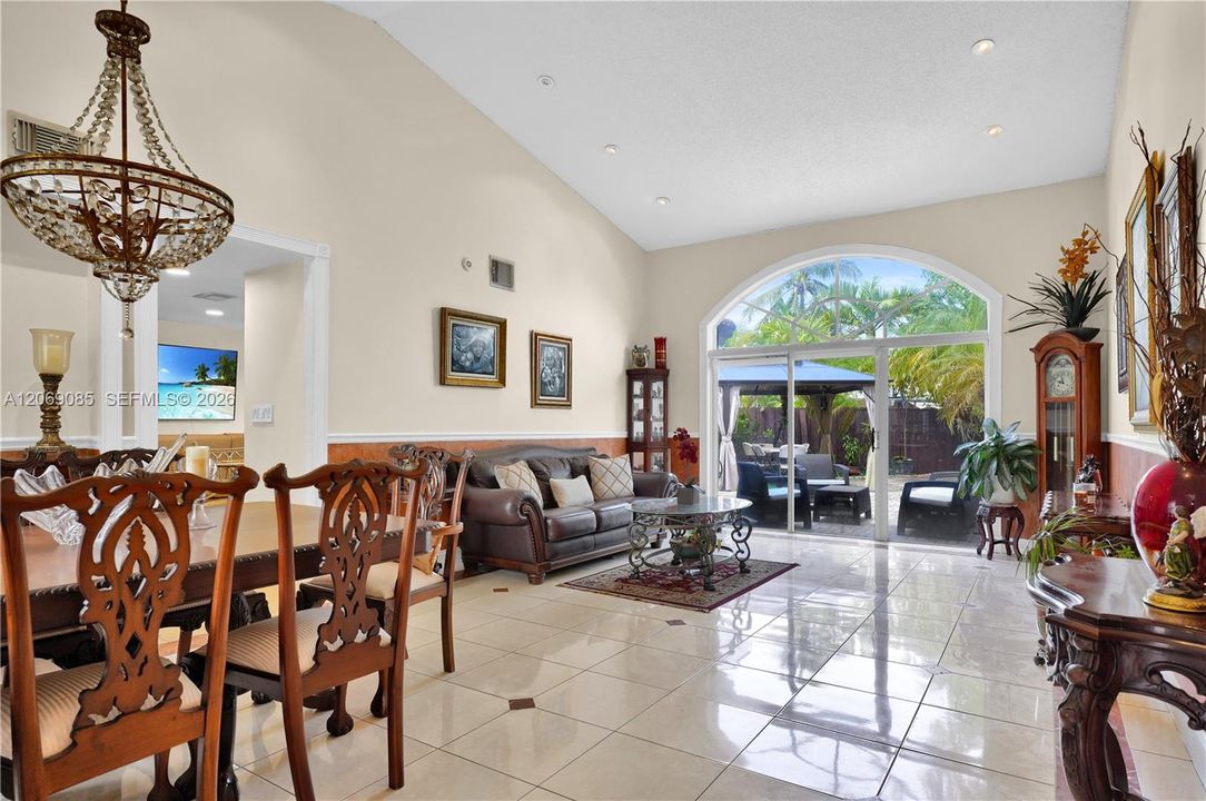 En Venta: $699,000 (4 camas, 4 baños, 2051 Pies cuadrados)