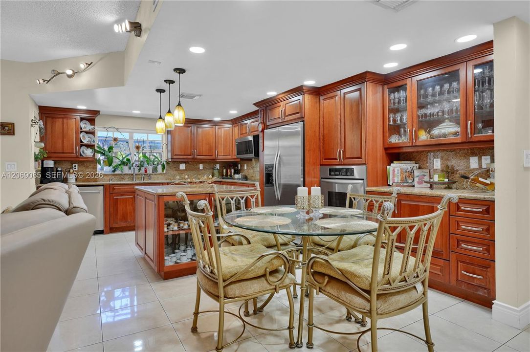 En Venta: $699,000 (4 camas, 4 baños, 2051 Pies cuadrados)