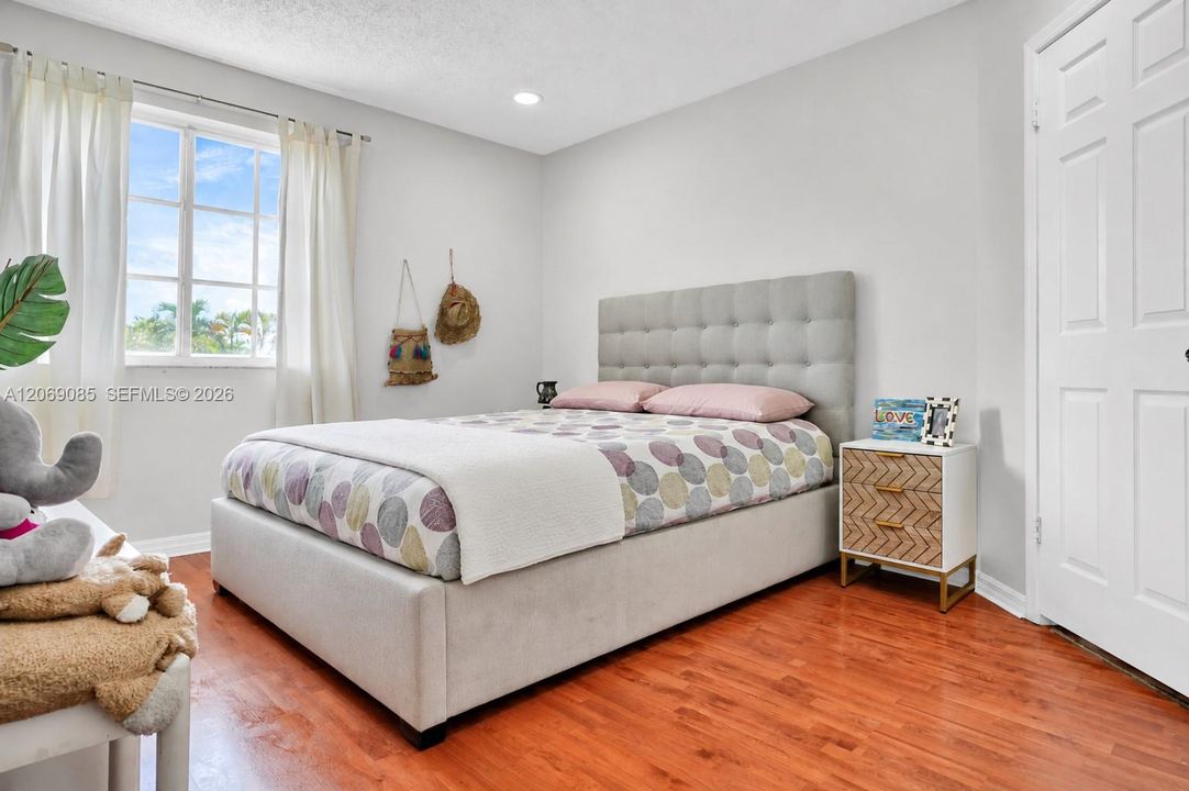En Venta: $699,000 (4 camas, 4 baños, 2051 Pies cuadrados)
