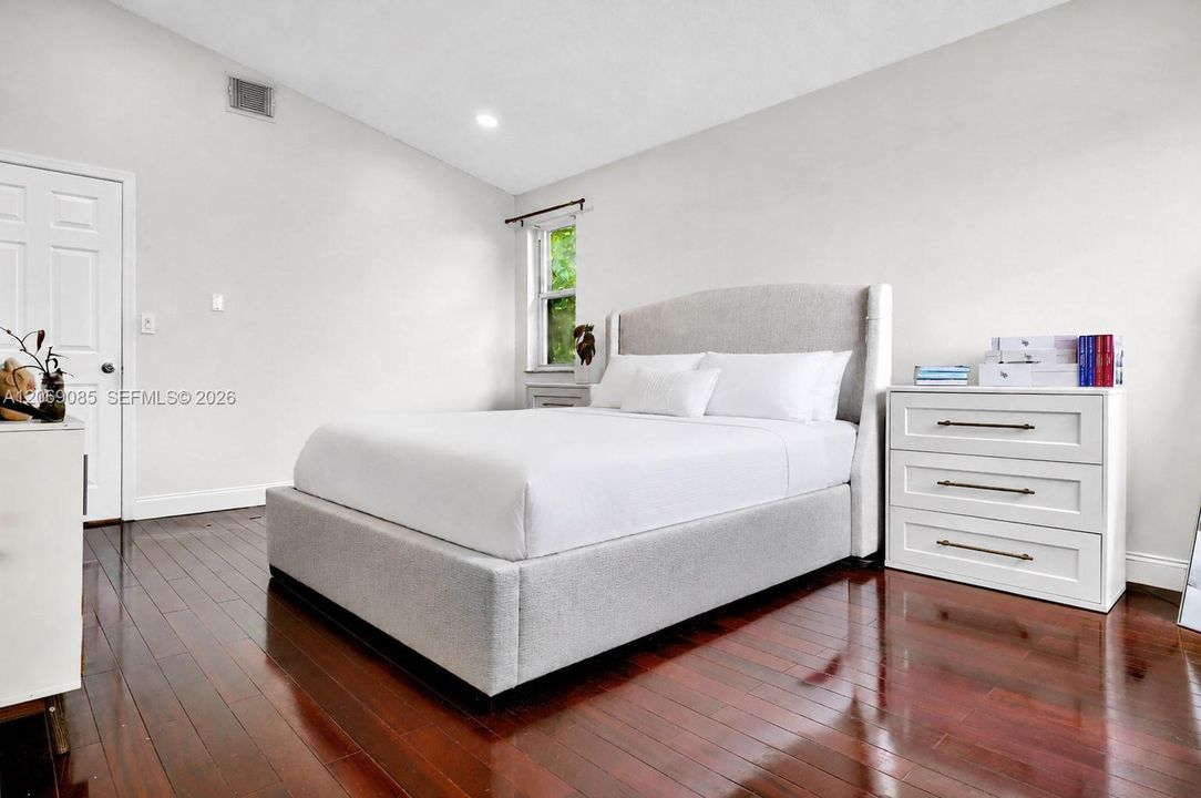 En Venta: $699,000 (4 camas, 4 baños, 2051 Pies cuadrados)