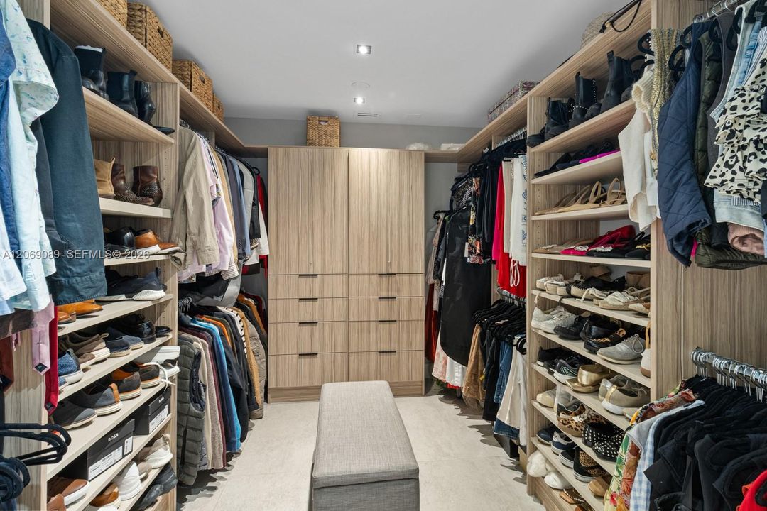 В аренду: $25,000 (4 спален, 3 ванн, 3000 Квадратных фут)