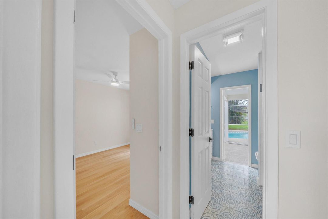 2nd Bath with Cabana door