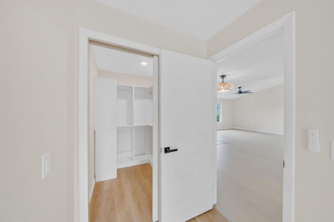 13 Walk-In Closet (1)