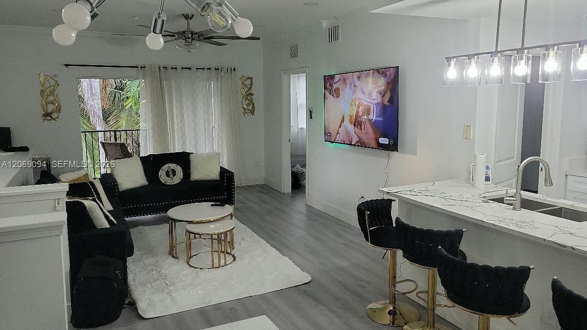 For Sale: $299,000 (2 beds, 2 baths, 1120 Square Feet)