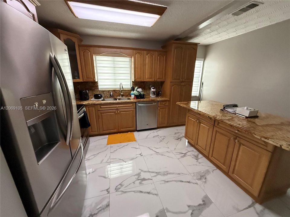 Active With Contract: $2,700 (2 beds, 1 baths, 1456 Square Feet)