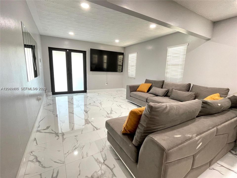 Active With Contract: $2,700 (2 beds, 1 baths, 1456 Square Feet)